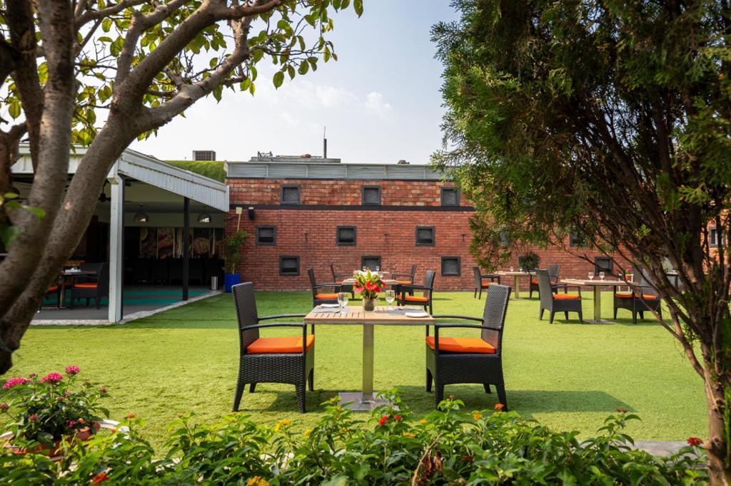 Dhaka Regency Hotel & Resort Exterior foto
